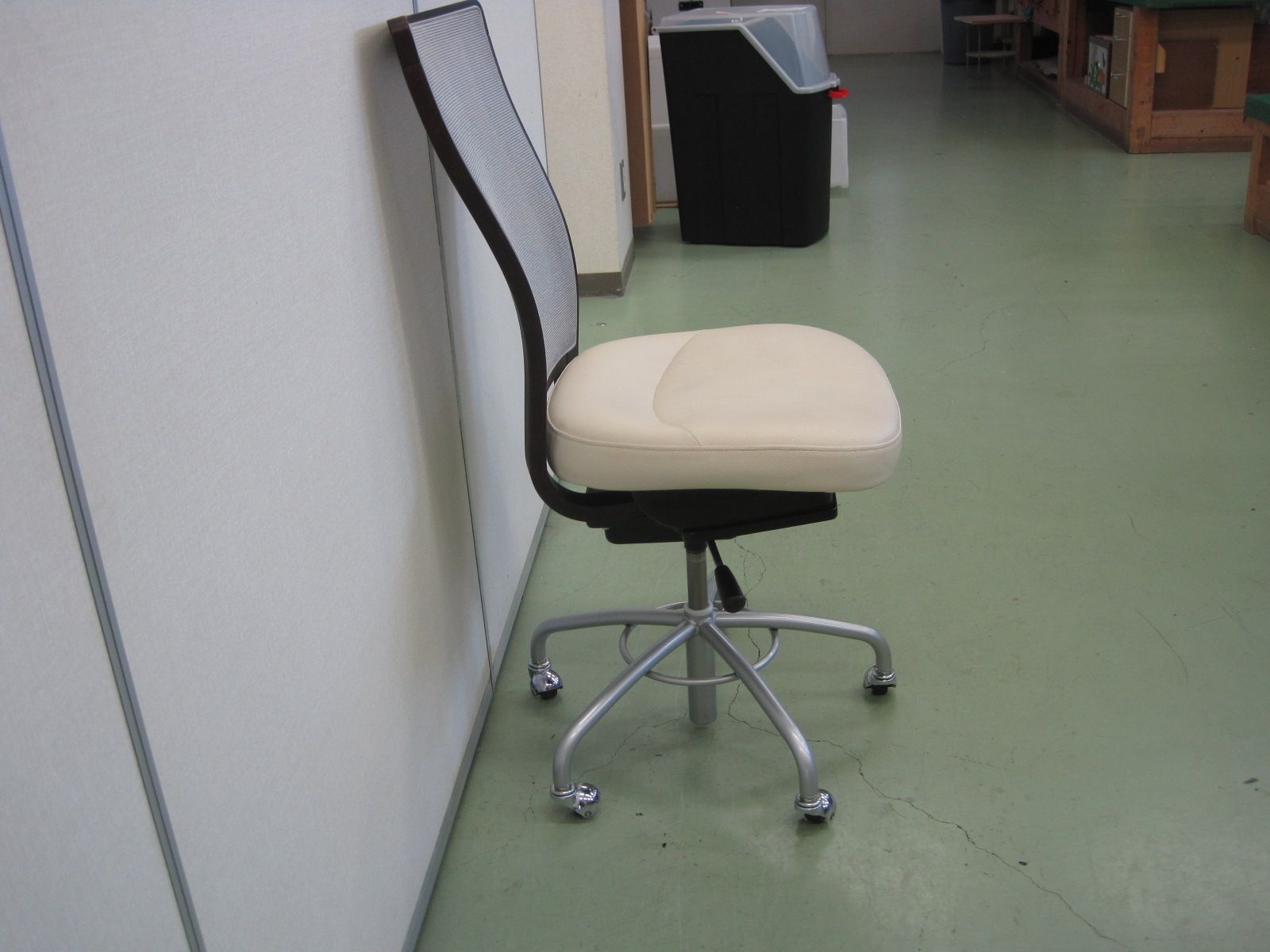 椅子　1脚（R5-68 配送不可、現地引取のみ、リユース品）