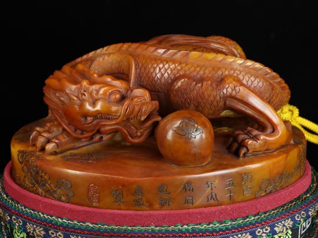 中国古美術.旧蔵品.乾隆50年内務府造弁処制.寿山石田黄石彫刻.龍