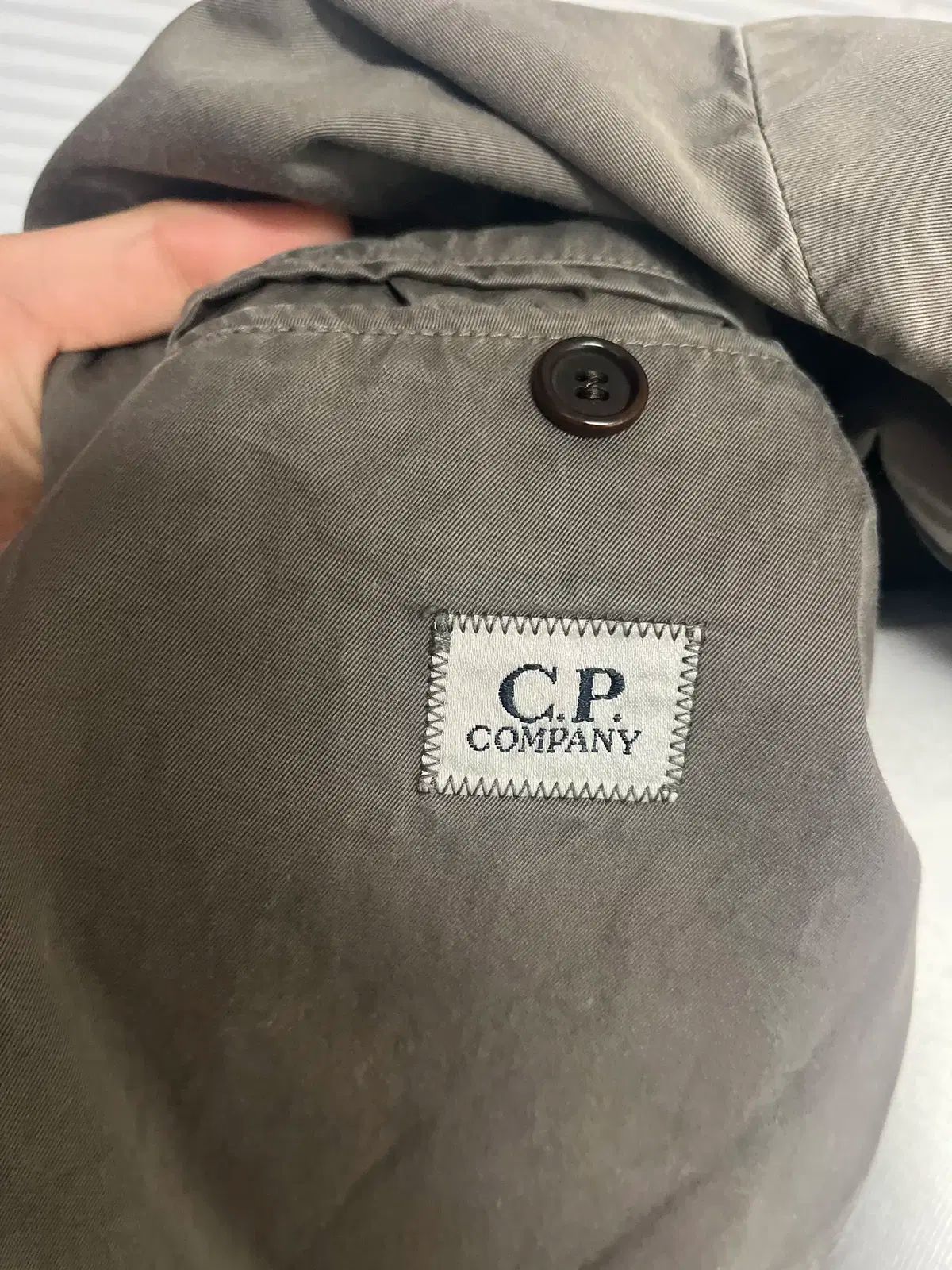 オリーブグレー