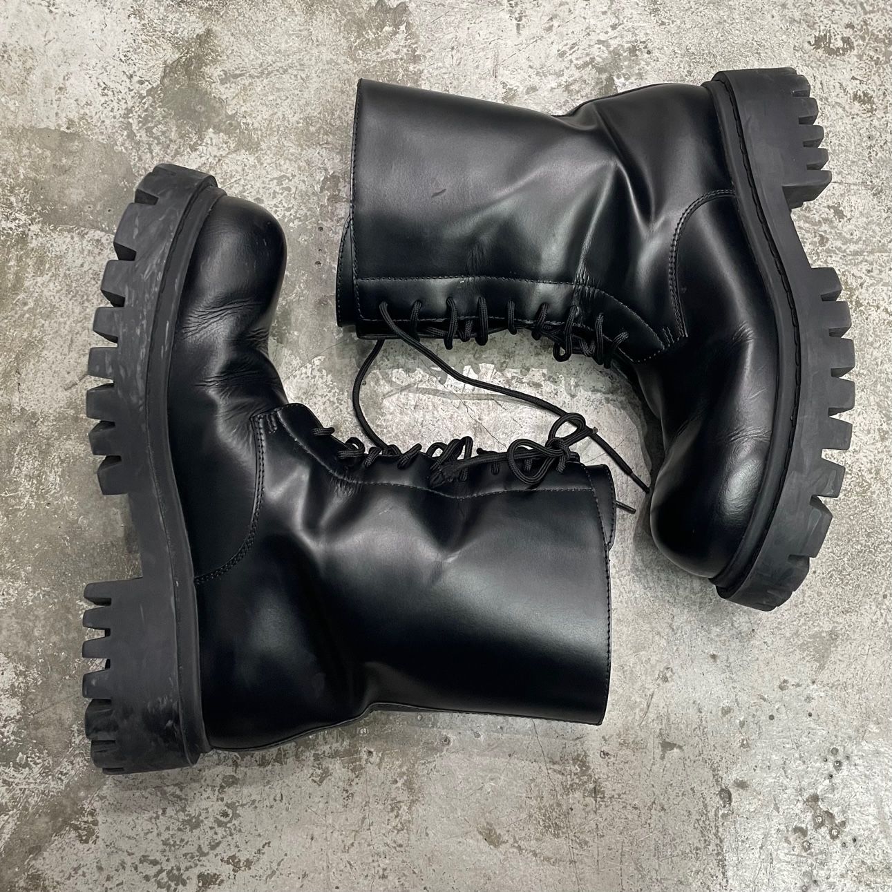 BALENCIAGA 9ホール レースアップ レザー ブーツ 701394
