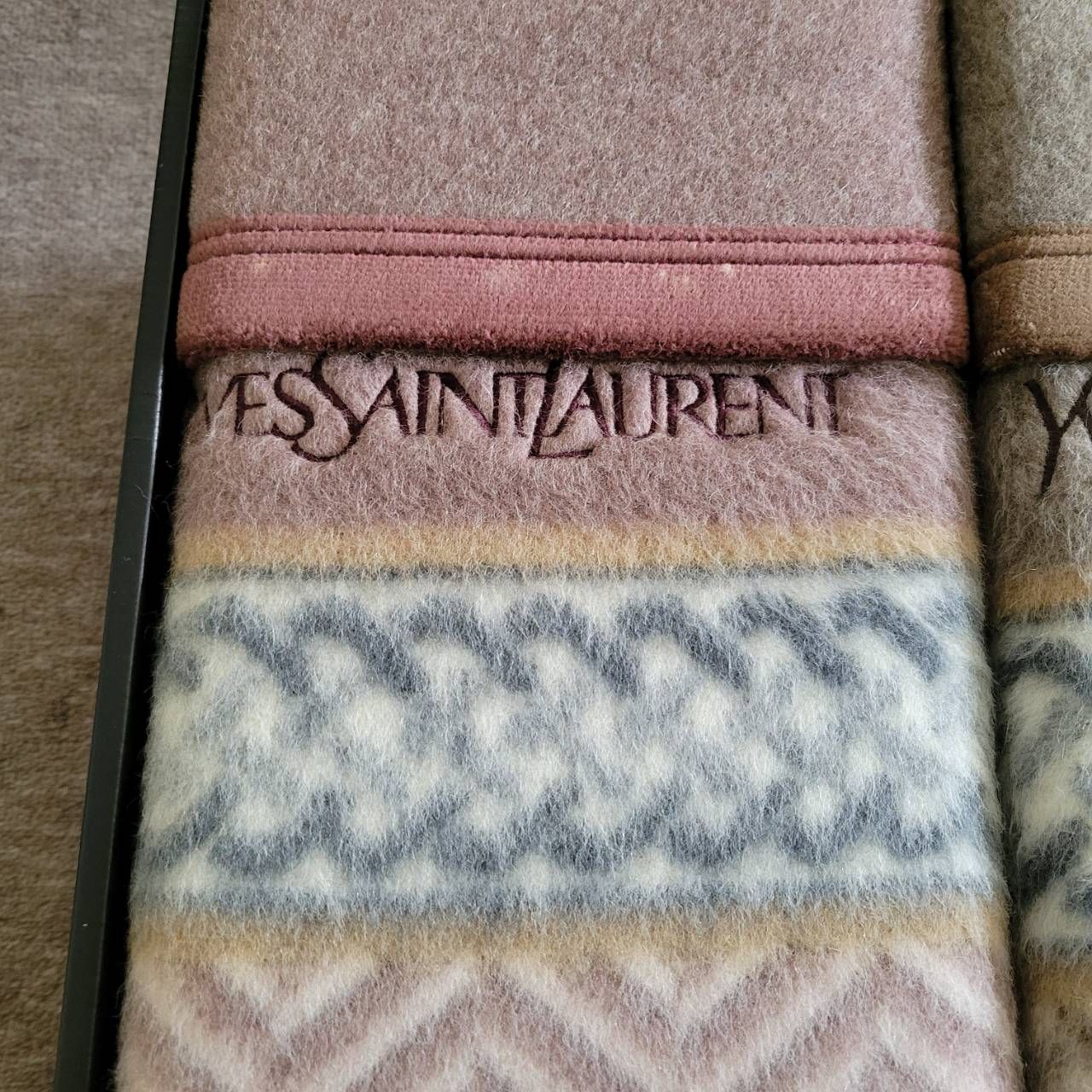 イヴ・サンローラン YVESSAINTLAURENT カシミヤ入ウール毛布 イヴ・サンローラン YVESSAINTLAURENT カシミヤ入ウール毛布