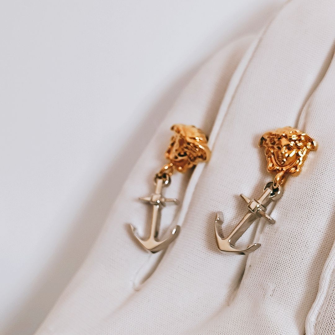 【新品未使用】VERSACE アンカー メデューサピアス ゴールドシルバー 新品未使用】VERSACE アンカー メデューサピアス ゴールドシルバー