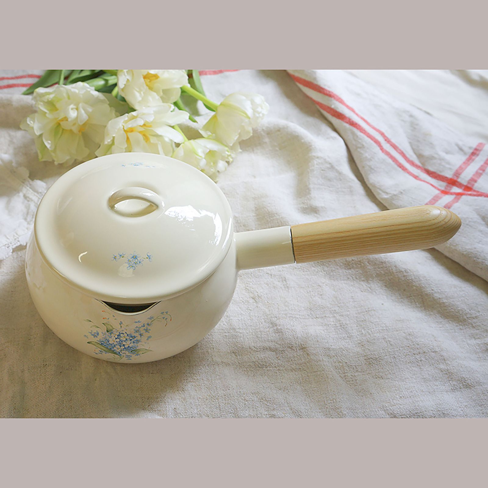 イマン陶器製キャニスターとホーロー製スプーン