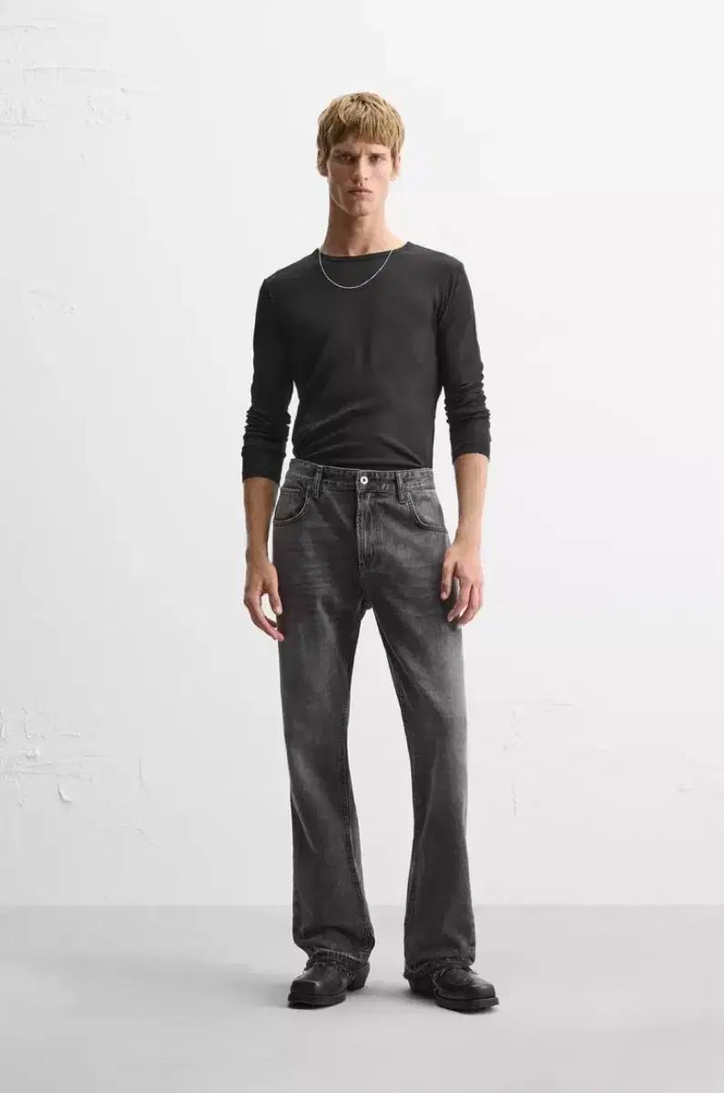 ZARA黒 ブーツカット フレア ブラックデニム 新品 ZARA(ザラ) フレアデニム ブーツカット デニムパンツ
