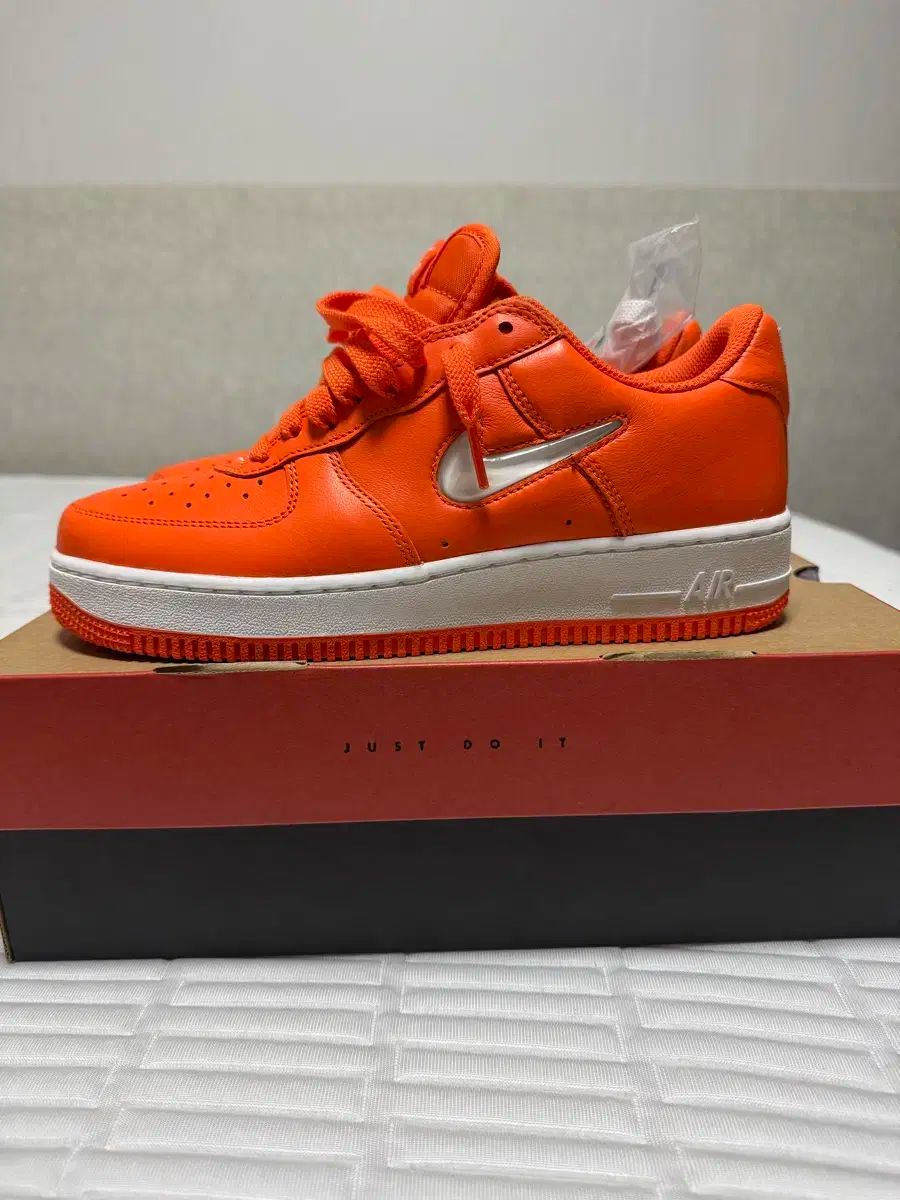 NIKE ナイキ エアフォース 1 ロー カラー オブ もっと 月 セーフティ オレンジ WWW_OLIVIERBERNSTEIN_COM