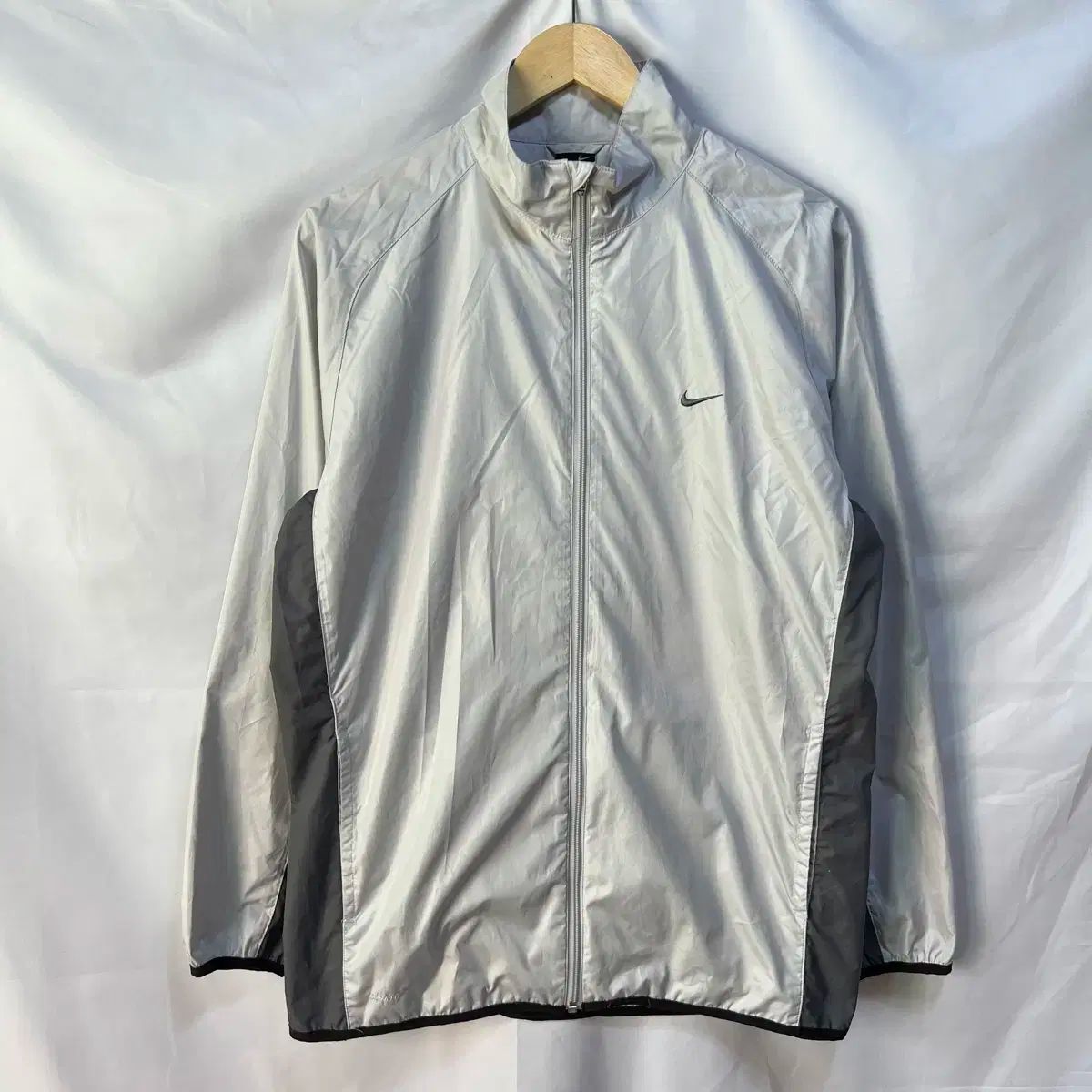 純正品/ L Nike(ナイキ） スウッシュ ライトグレー ウインドブレーカー