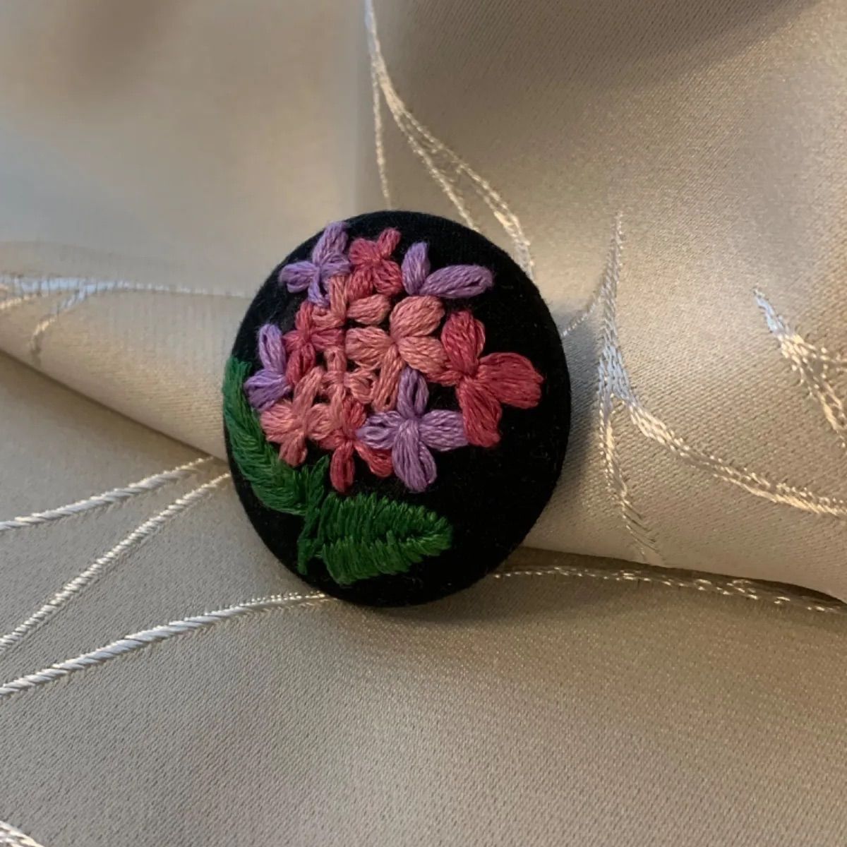 No.7 ハンドメイド 刺繍 紫陽花 ブローチ - メルカリ