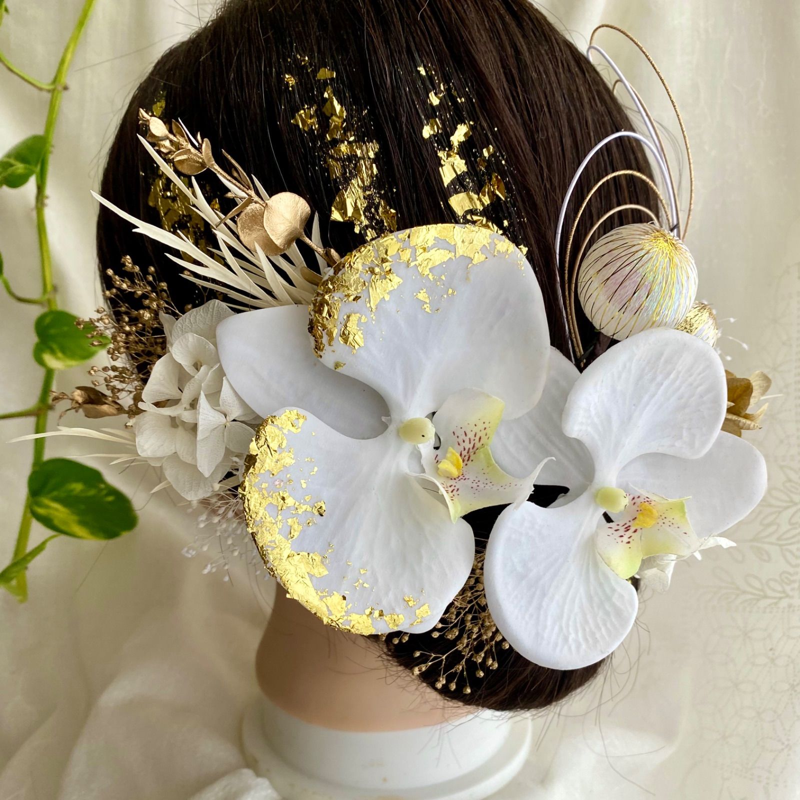 胡蝶蘭の髪飾り 金箔アレンジ ドライフラワー ゴールド 結婚式 成人式