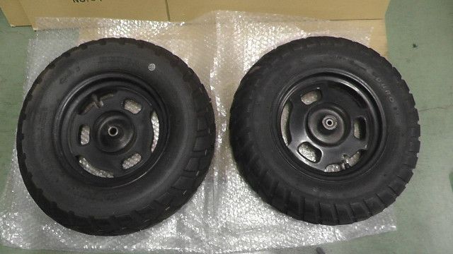 AF58ズーマー　純正リアホイール　タイヤ付　パール白＊送料込み＊カスタム　流用 ZOOMER（ズーマー）AF58 の ホイール タイヤセット:#1753232348