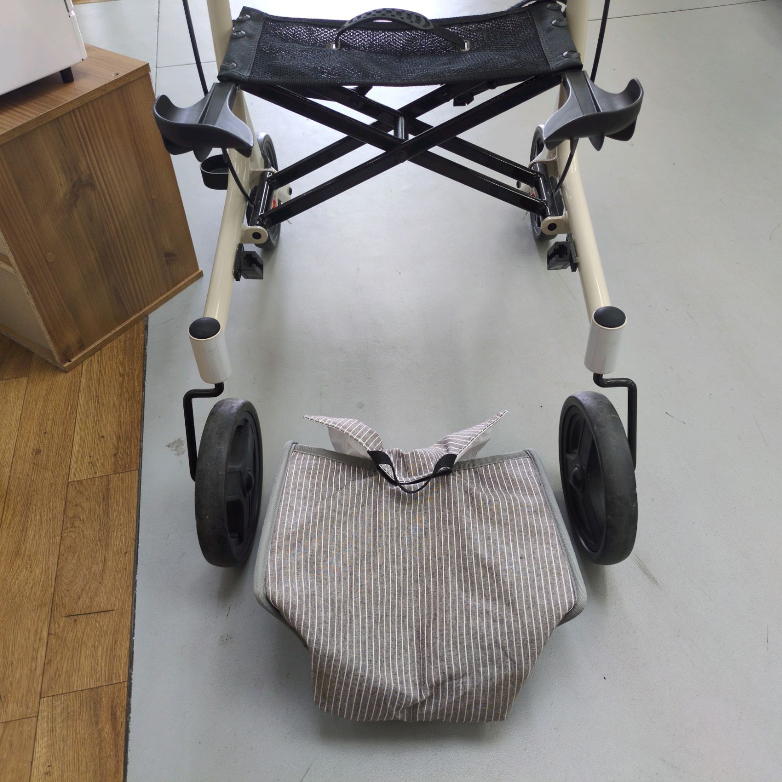 期間限定の特別値下げ！ J569 ★多少使用感★安寿★歩行車ショッピングターン 期間限定の特別値下げ！ J569 ☆多少使用感☆安寿☆歩行車ショッピング