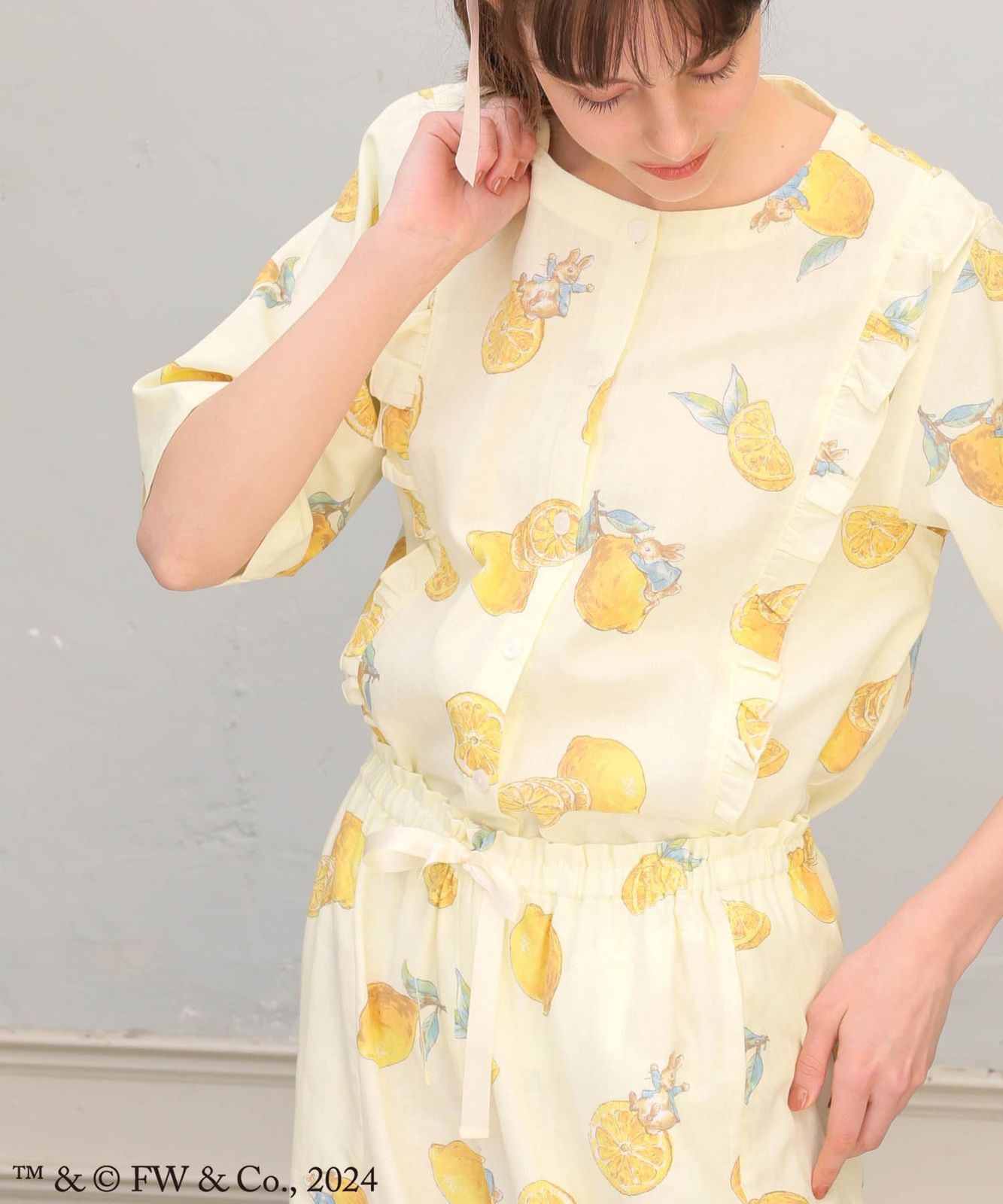 しかも嬉しい送料無料！ ナルエー パジャマセット ピーターラビットダブルガーゼ肩フリルパジャマ レディース イエロー 【即納！最大半額!】