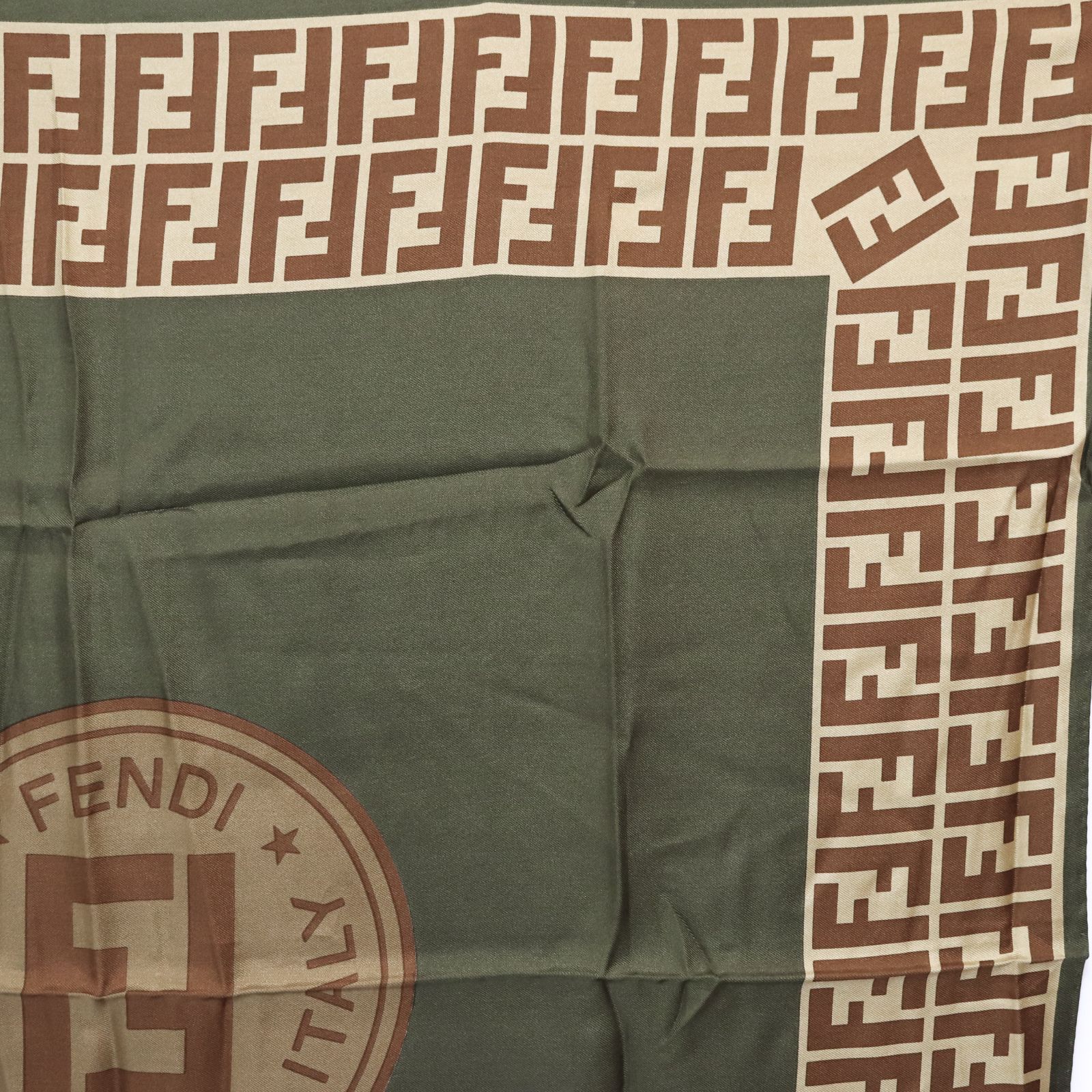 超美品　FENDI フェンディ FF柄 ズッカ柄 シルク カーキ大判　スカーフ FENDI フェンディ シルク 大判 スカーフ FFロゴ カーキ色 ズッカ