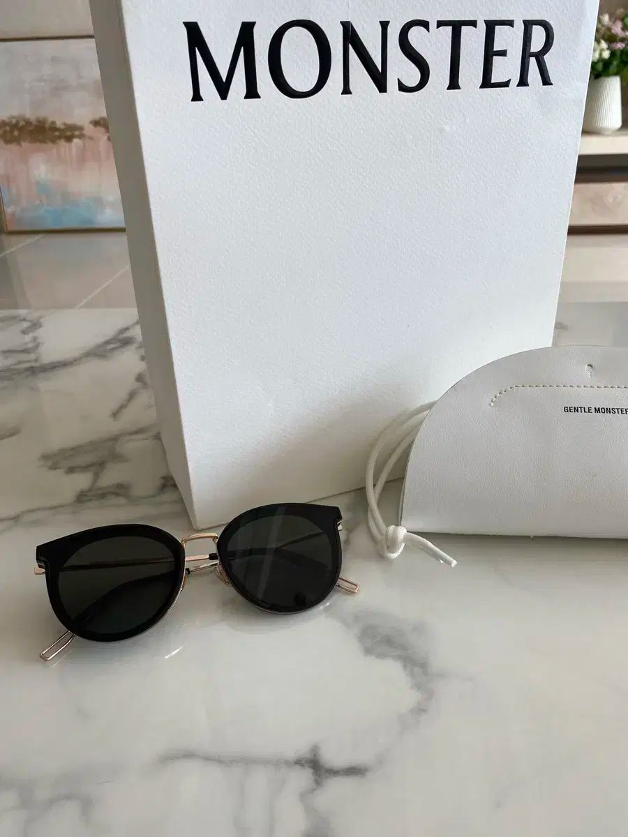 GENTLE MONSTER New Her 01 ブラックサングラス Gentle Monster