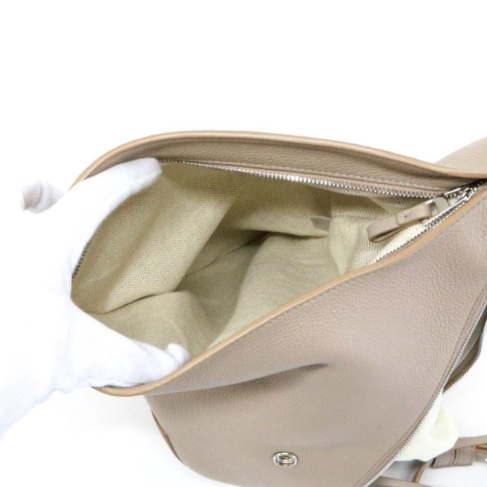 【Aランク】 ロエベ LOEWE アントン スリング ソフトグレインカーフ (レザー) アナグラム B511A09X06 ボディバッグ クロスボディ ショルダーバッグ スリングバッグ 斜め掛け 肩掛け メンズ レディース サンド (ベージュ) 美品 中古 may26001 ロエベ LOEWE アントン スリング ソフトグレインカーフ (レザー