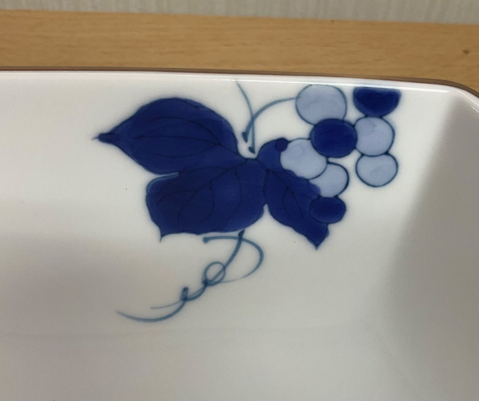 美品】箱付き高級有田焼 深川製磁 染付 有田濃ぶどう 六角菓子鉢 六角