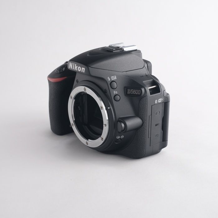 中古】(ニコン) Nikon D5600 ボディ - メルカリ