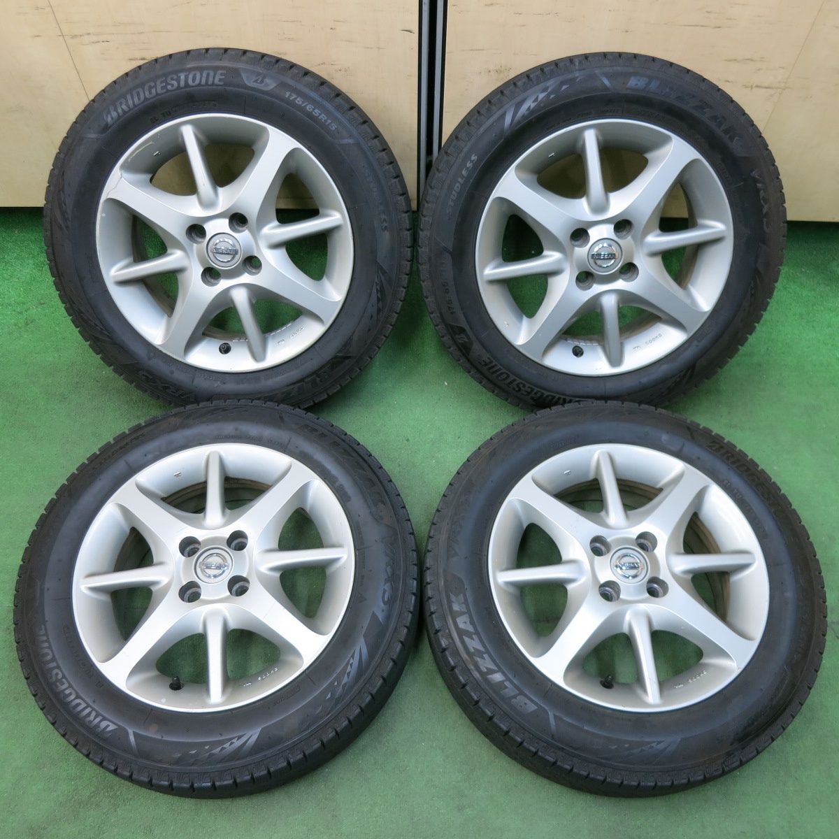 バリ溝 VRX3 4本】ブリヂストン ブリザック 175/65R15 アクア ヴィッツ フィット キューブ スイフト イグニス スタッドレス 中古  スタッドレスタイヤのみ | パーツ販売ナンバーワン