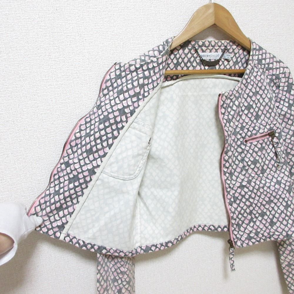 SEE BY CHLOE - 美品 SEE BY CHLOE シーバイクロエ 総柄 ショート丈 クロップド ノーカラー デニムジャケット ブルゾン 40 ピンク×グレー レディース 古着 中古 USED 美品 SEE BY CHLOE シーバイクロエ 総柄 ショート丈 クロップド