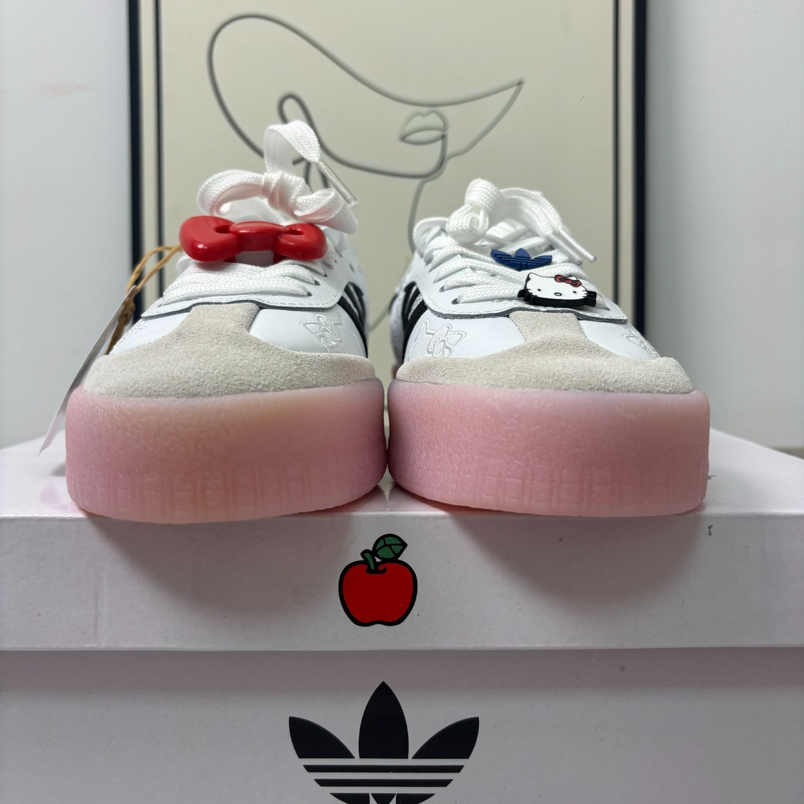 アディダス スニーカー Hello Kitty × Adidas Originals SAMBAE ボードシューズ レディース 【IG4450】 21 21.5 22 22.5 23 23.5 24 24.5 25 25.5