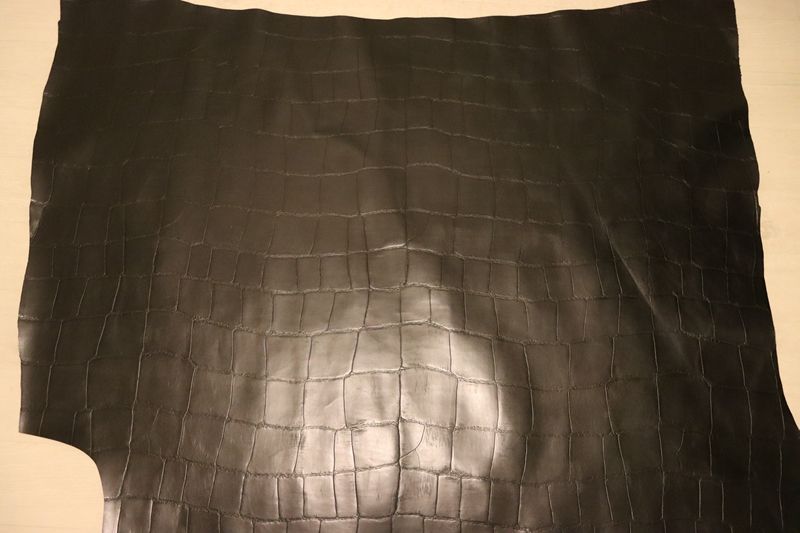 ブラック 149ds ヌメ革 ショルダーレザー 牛革 イタリア レザー クロコ型押し はぎれ 一枚革 レザークラフト 革 皮 本革 diy 生地 材料