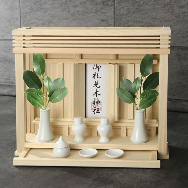 神棚 箱宮三社 神楽 神具付きセット 4993896900928 神棚 モダン神棚 簡易神棚 コンパクト神棚 棚板 神棚板 お札立て おふだ立て 神札受け 神札 神具 壁掛け 薄型 おしゃれ オシャレ インテリア 木材 木製 国産 日本製