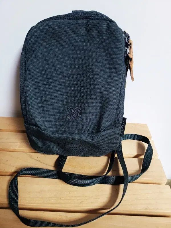 コーロンスポーツ チャコールグリーン ミニ クロスバック ユニセックス 傷なし