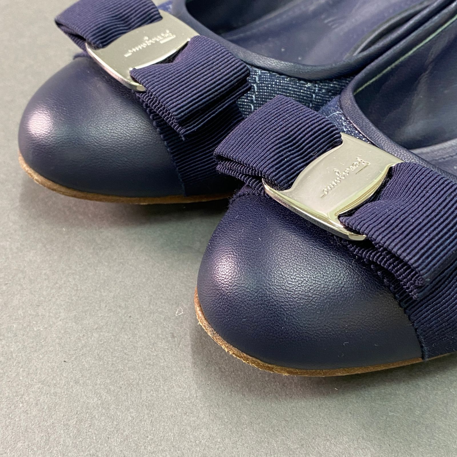 フェラガモ ヴァラ デニム リボン スタッズ コルク パンプス ブルー 楽天市場】フェラガモ FERRAGAMO ヴァラ パンプス 靴 シューズ