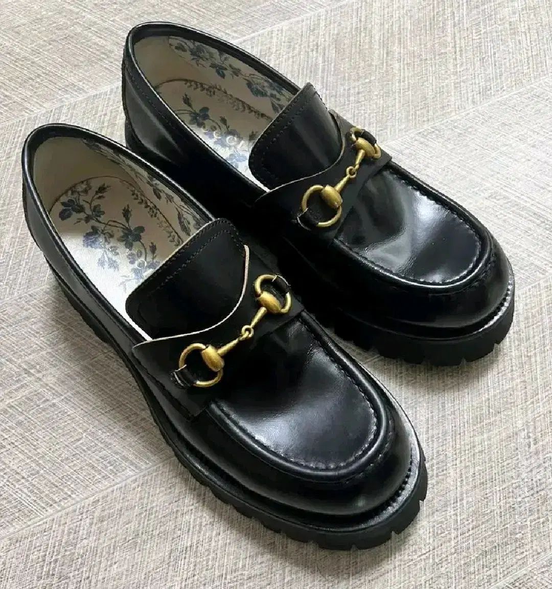 グッチ ラグソール ホースビット ローファー