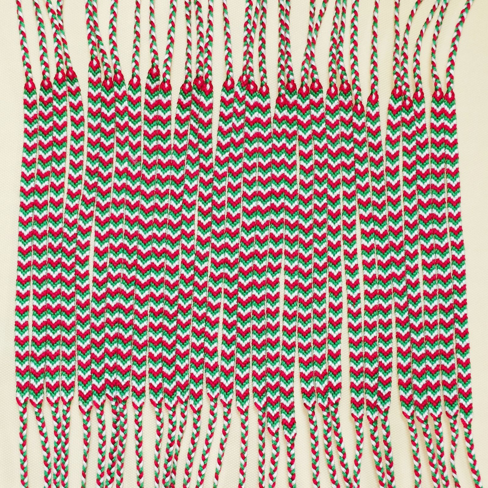 赤•緑•白の3色のV字模様のプロミスリングミサンガ - メルカリ