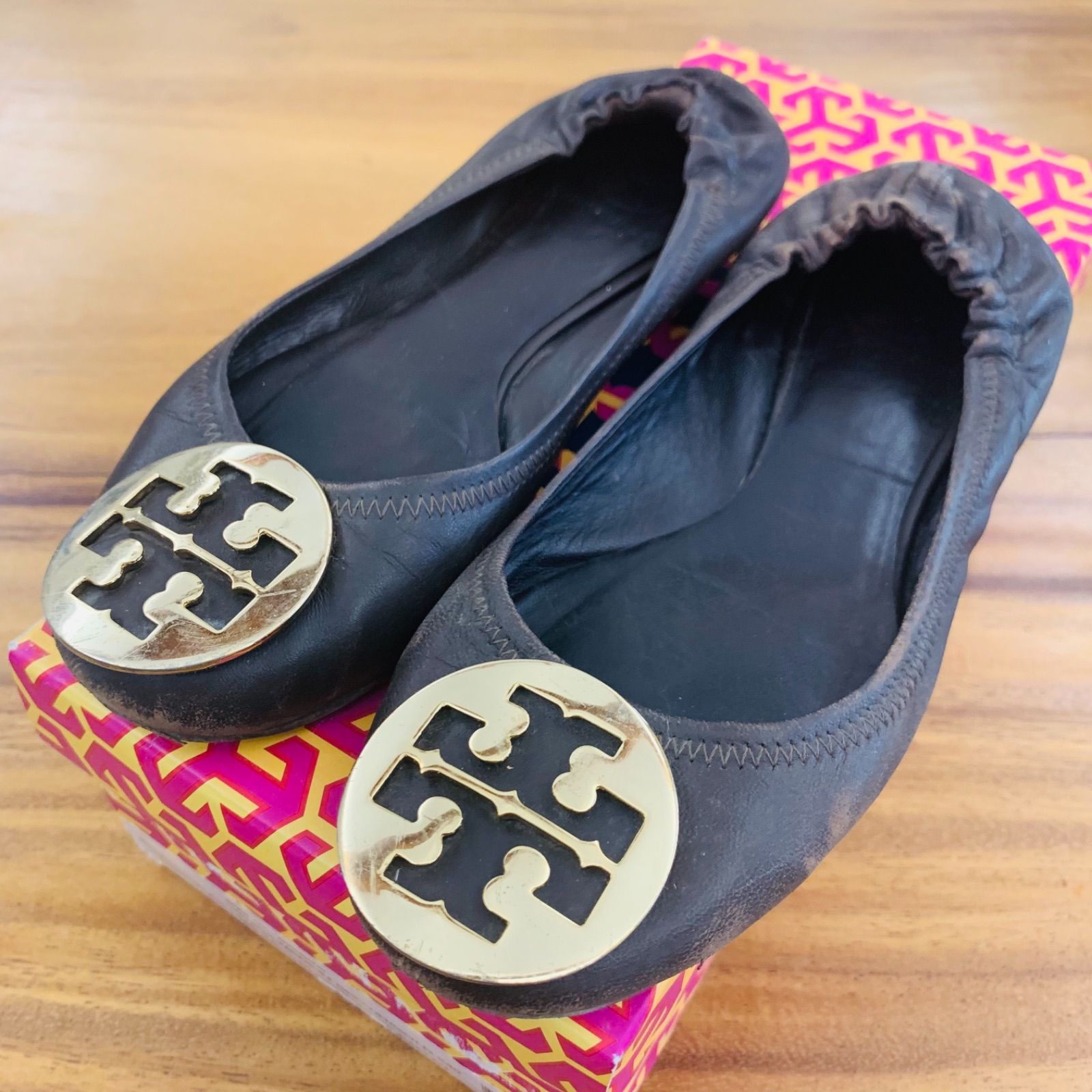 新品トリーバーチ フラットシューズ パンプス トリーバーチ♡フラットシューズ♡パンプス♡ブラウン♡22.5㎝ - メルカリ