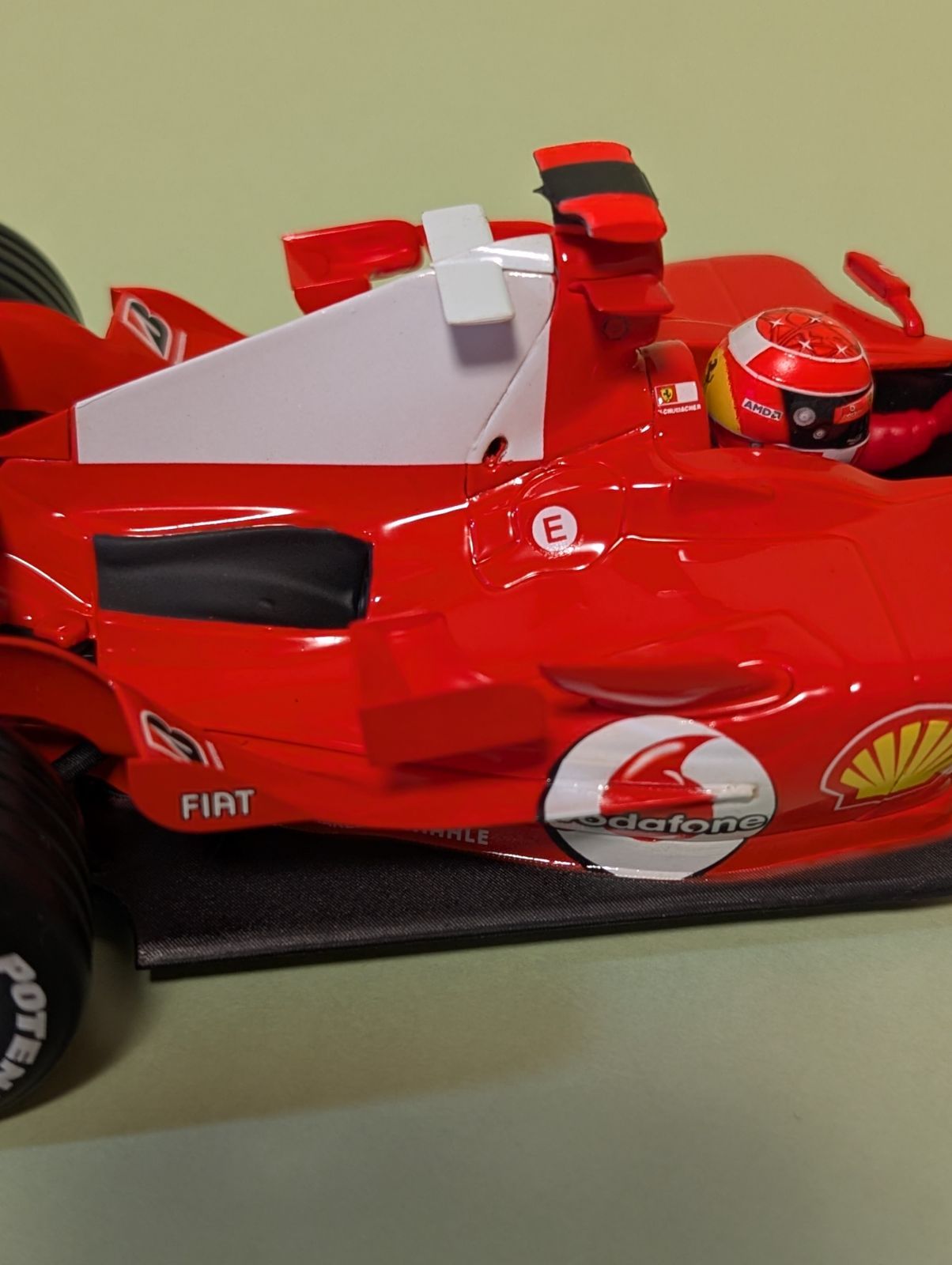 苦戦の1年…1/18 マテルフェラーリF2005 シューマッハ - メルカリ