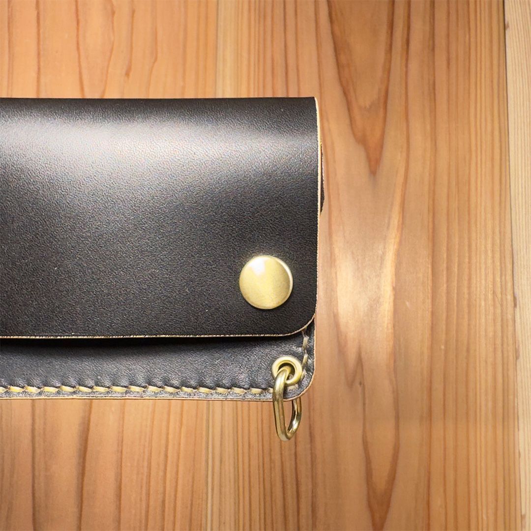 国産ヌメ革・丘染めブラック茶芯｜ショートトラッカーウォレット｜手