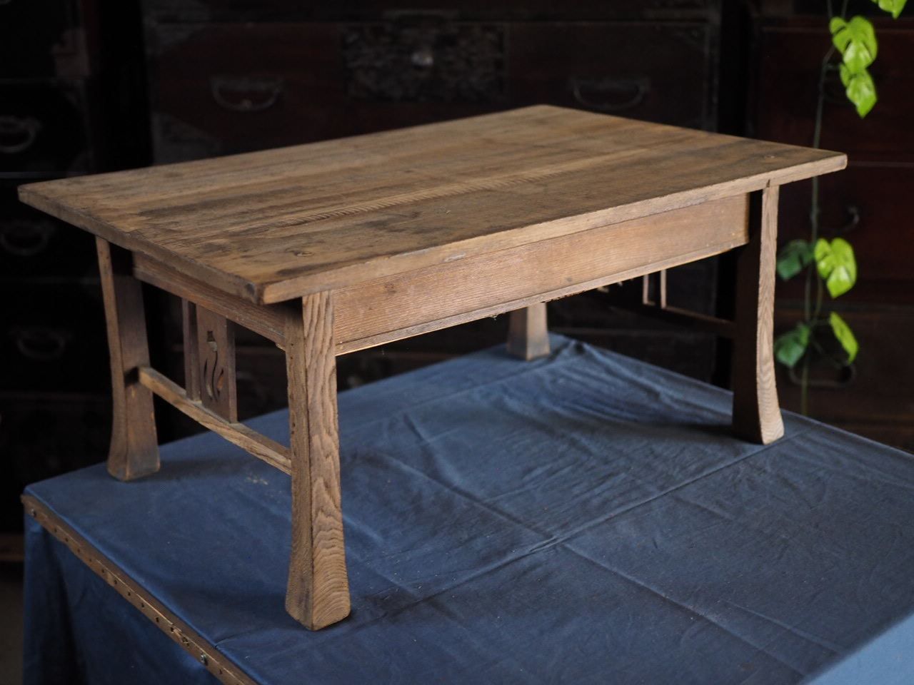 透かし彫枯れた味わいの文机