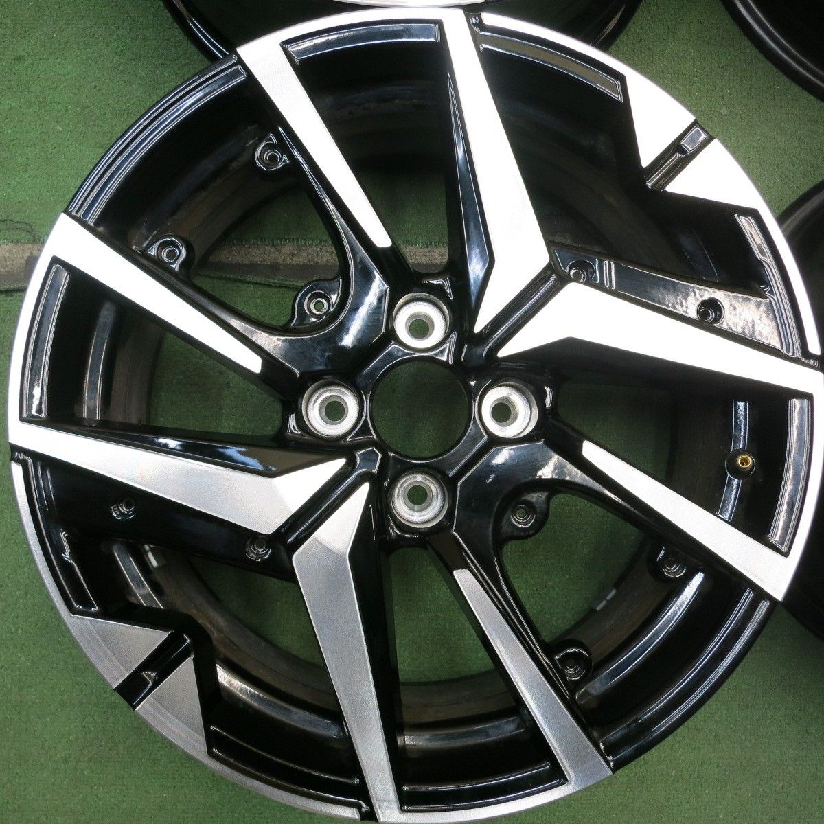 【夏季の新品】 キレイ プジョー 208 純正 ホイール 17インチ MOPAR 17×7J PEUGEOT PCD108 4H 5092504HAホ