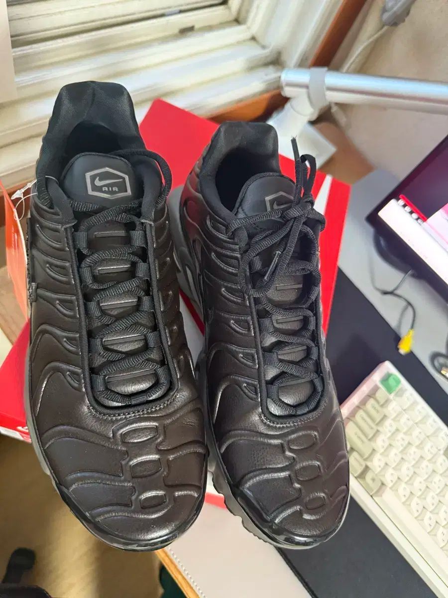 NIKE