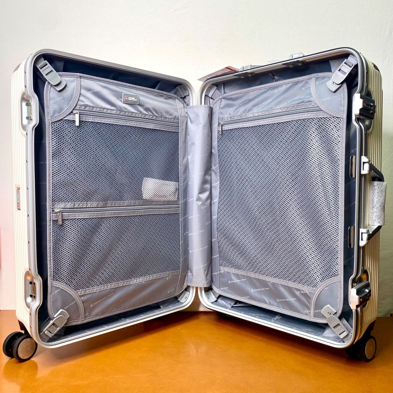 新品 キャリーケース スイスミリタリー シルバー スーツケース 64L