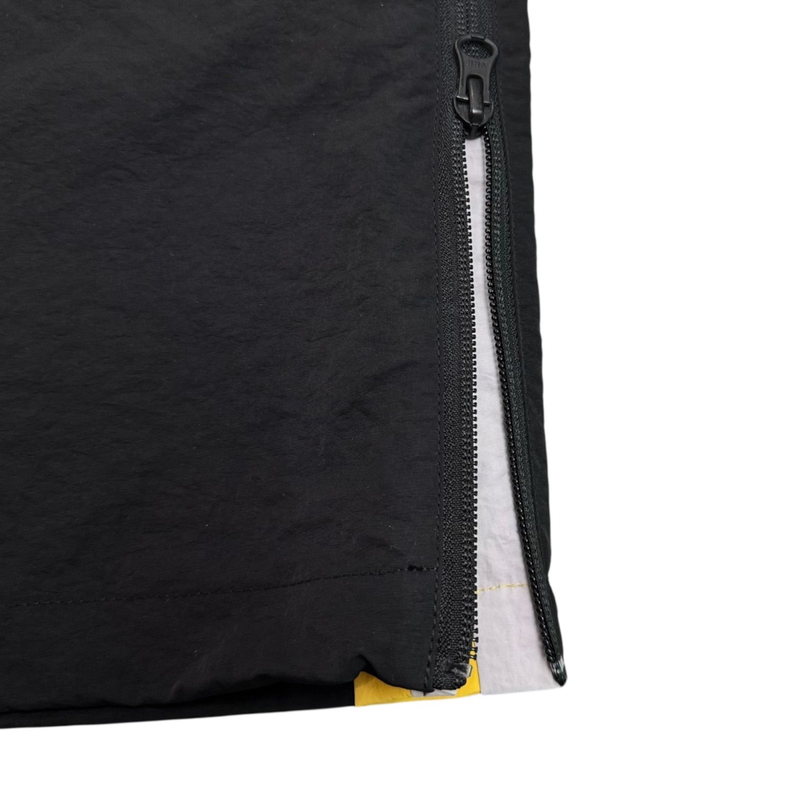 ナイロンパンツ