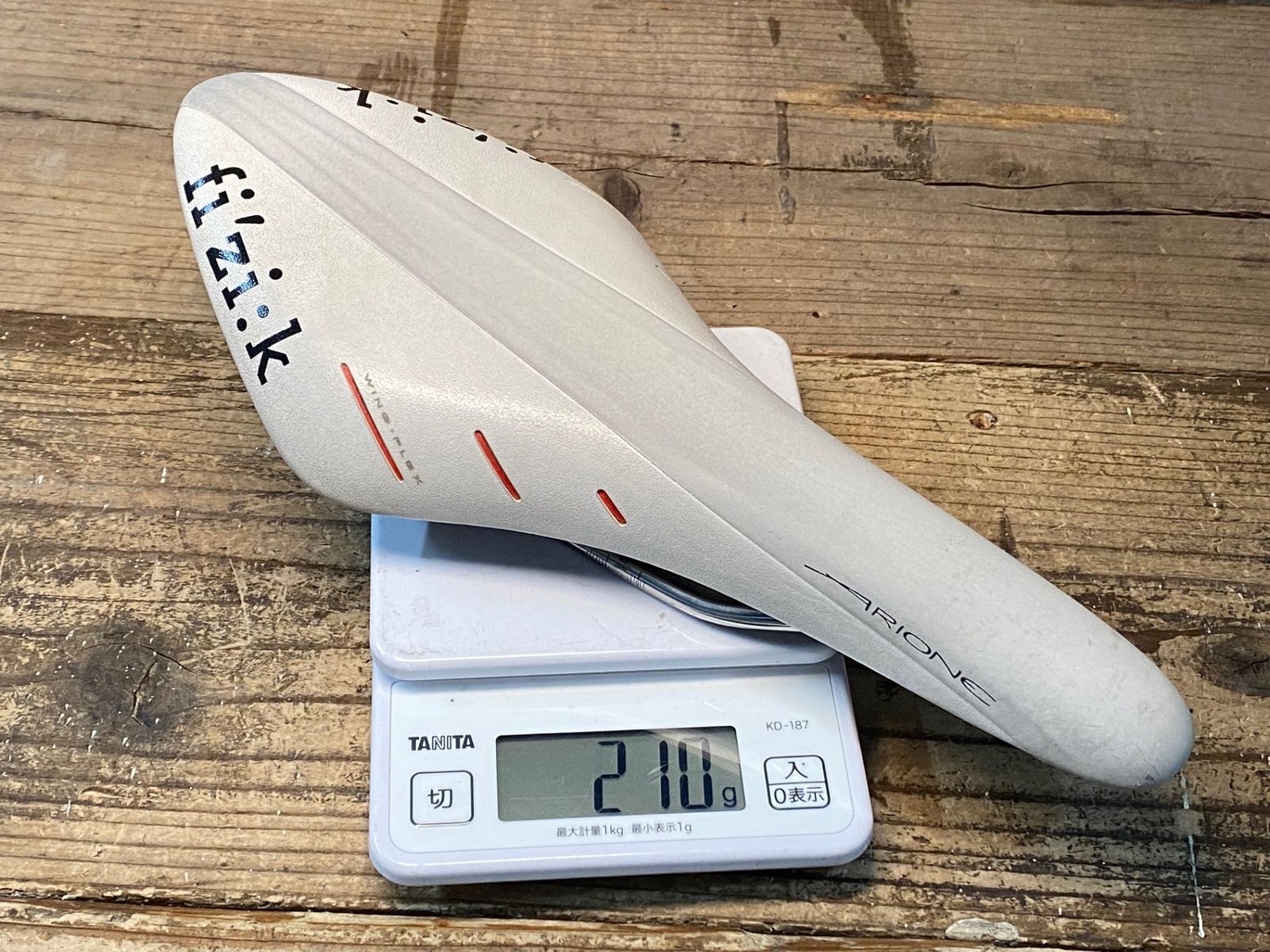 フィジーク アリオネ R3 フィジーク アリオネR3 カーボン サドル Fizik