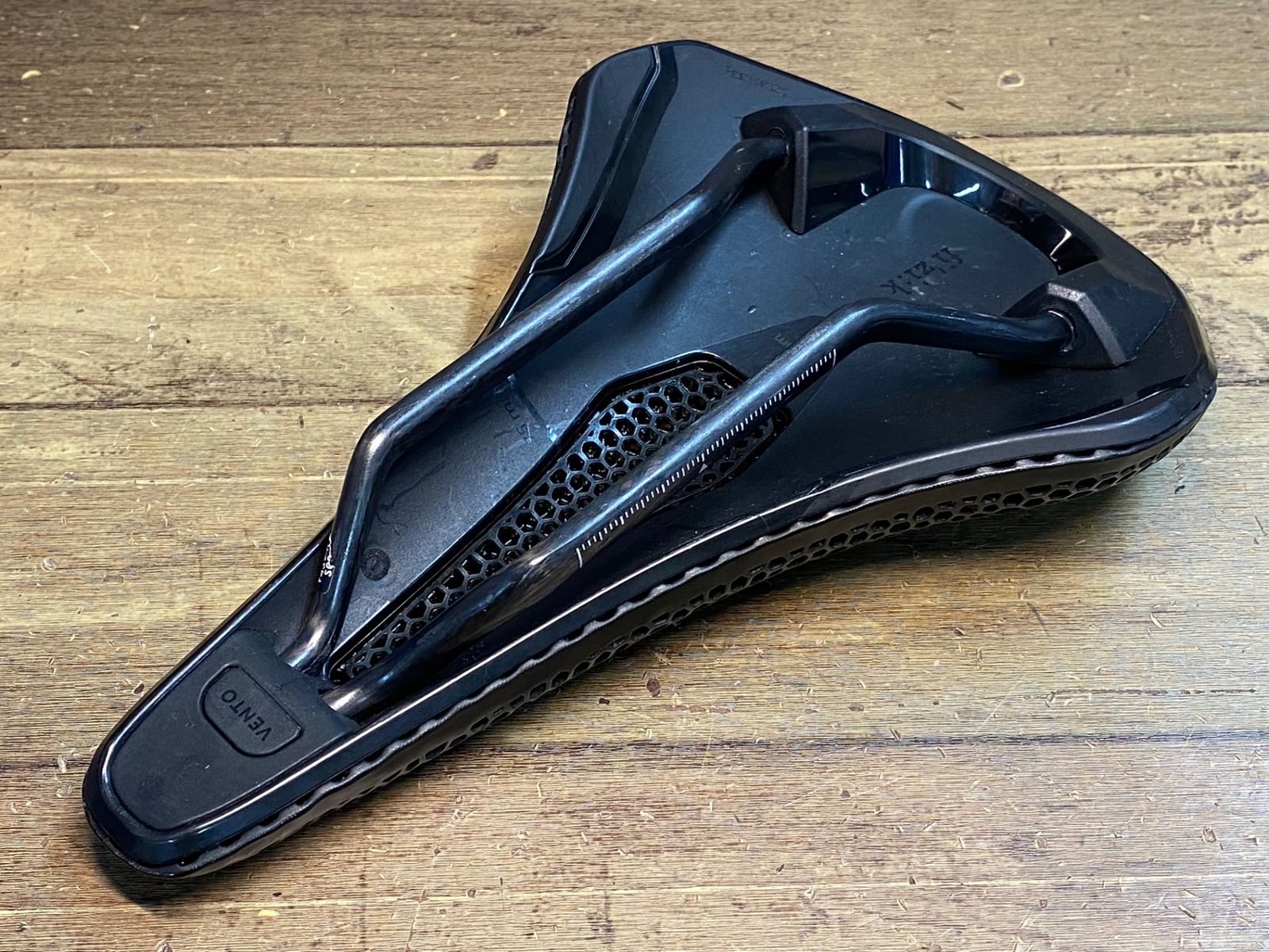 fizik TEMPO ARGO R1 フィジーク　カーボン　サドル Amazon | FIZIK(フィジーク) TEMPO ARGO R1 カーボンレール サドル