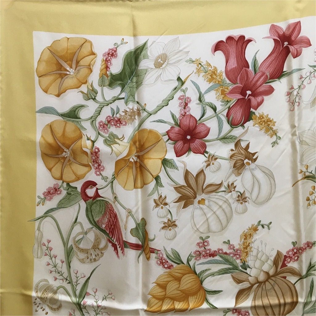 フェラガモスカーフ　シルク　ライトイエロー　花柄　正規品　イタリア製　新品 フェラガモ 鳥・花柄 スカーフ クリームイエロー イエロー系