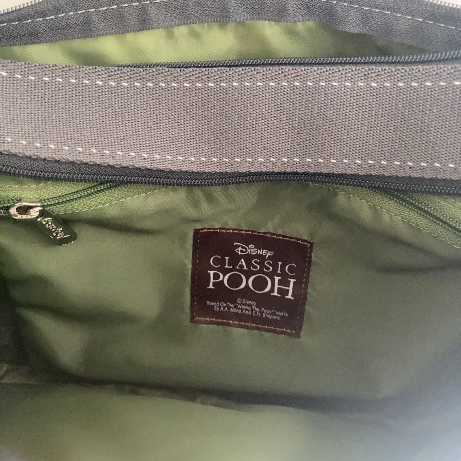 【新品】レスポートサック くまのプーさんコラボ　ショルダーバッグポーチ付き レスポートサック くまのプーさん コラボ ショルダーバッグ