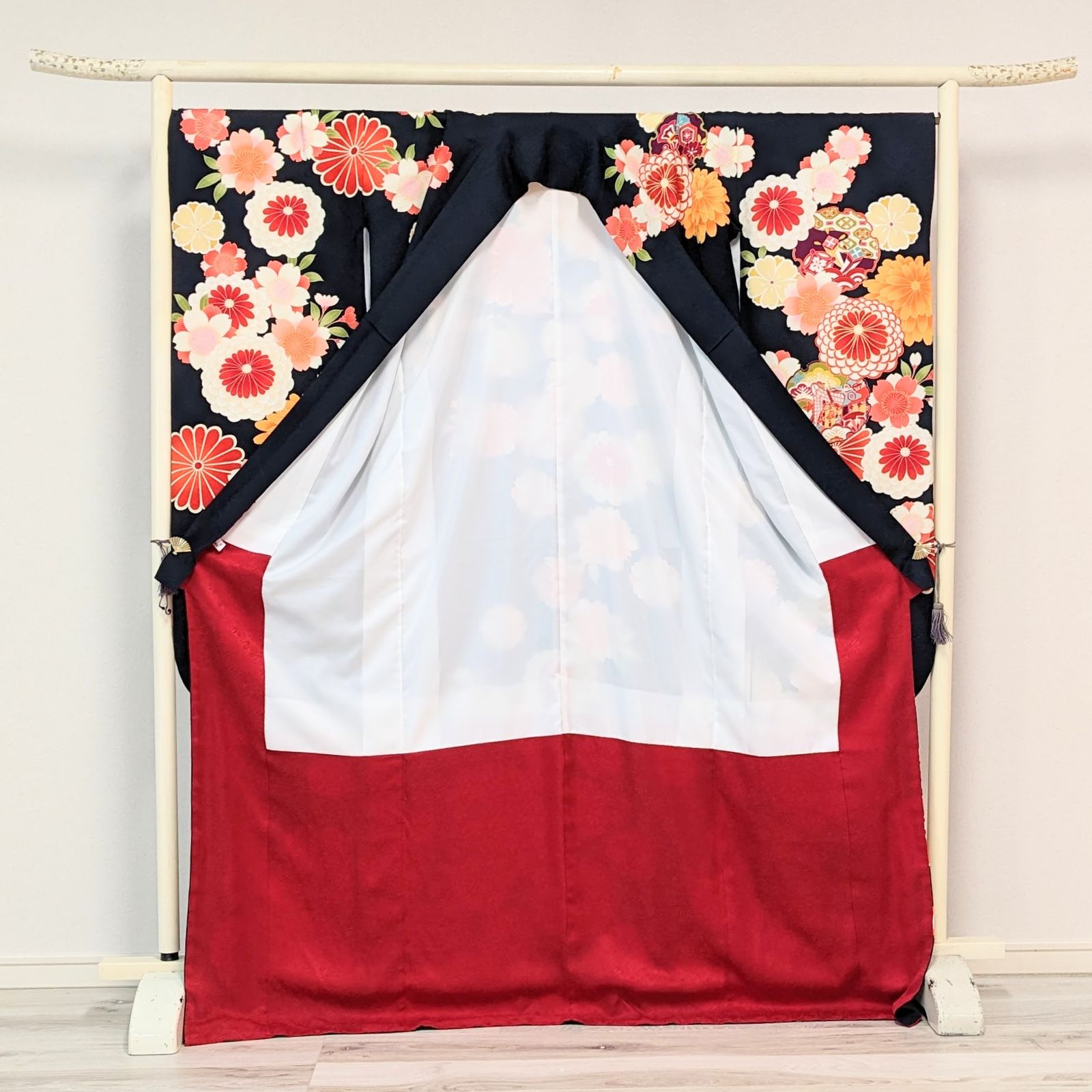 【新品・正絹・仕立て上がり】 振袖 黒 黒に近い紺 桜 雪輪 古典 F28 新品・正絹・仕立て上がり】 振袖 黒 黒に近い紺 桜 雪輪 古典