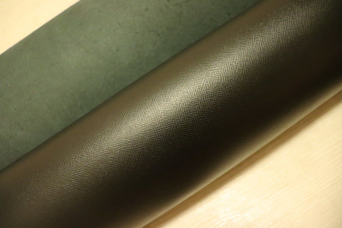 ブラック 220ds クロム革 牛革 国産 レザー 絹目型押し はぎれ 一枚革