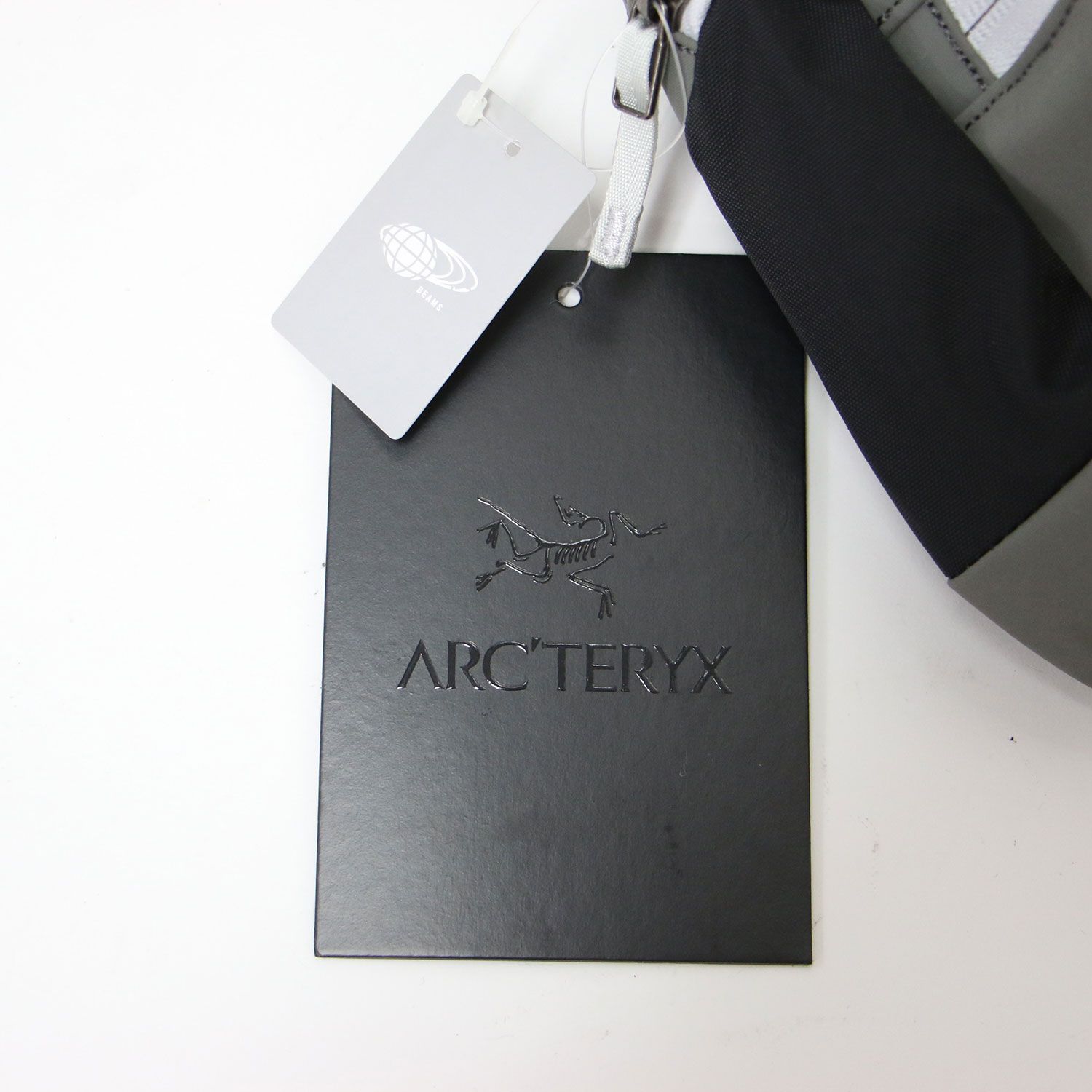 発送日は7です。 ARCTERYX アークテリクス バッグ グレー | BEAMS 別注 ARRO ReBird 23春夏 ボディバッグ | ショルダーバッグ | ロゴ ナイロン | ブランド コラボ カバン レディース