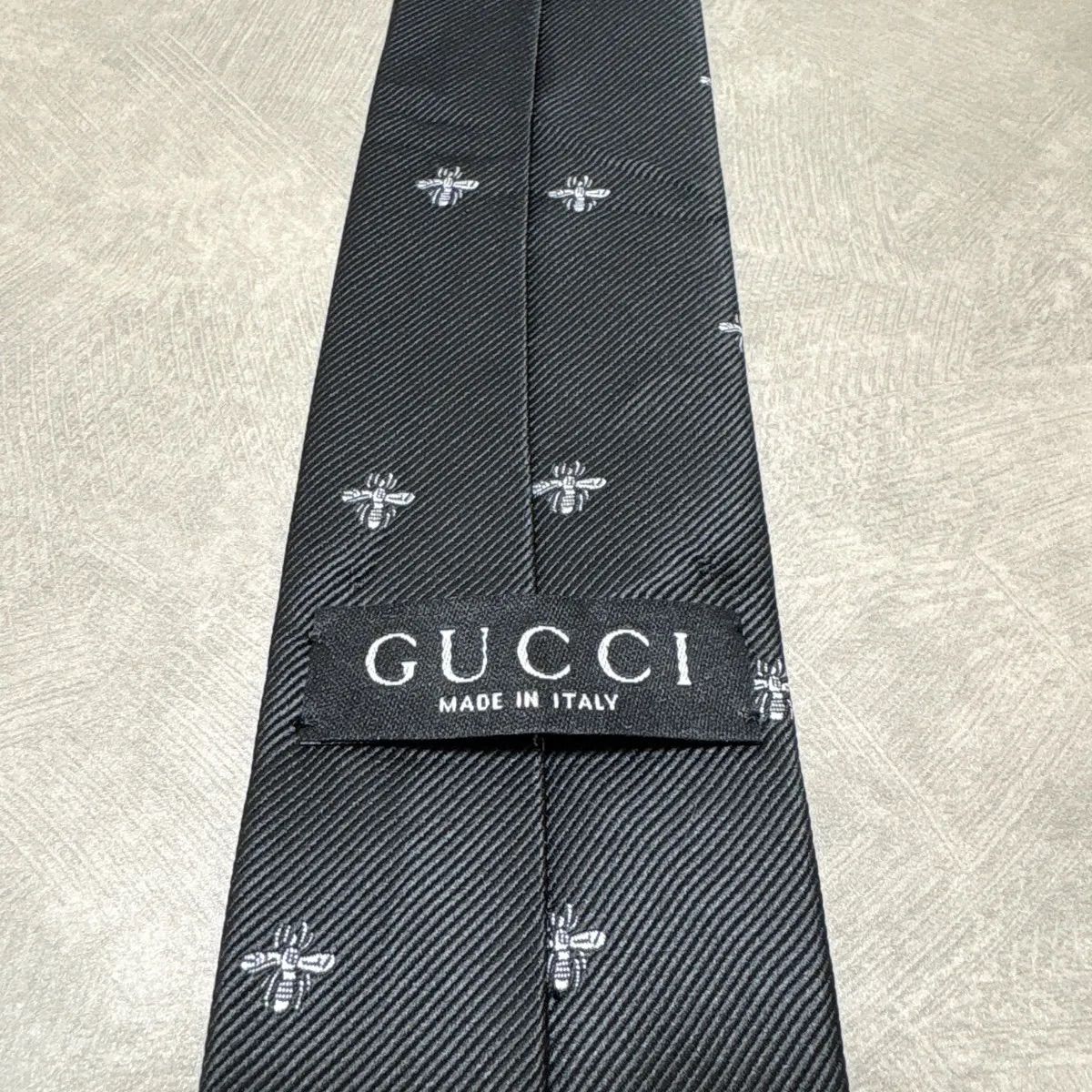 美品 GUCCI グッチ シルク 100％ ブラック 黒 蜂 ハチ Bee 美品 GUCCI グッチ シルク 100％ ブラック 黒 蜂柄 ハチ Bee 254