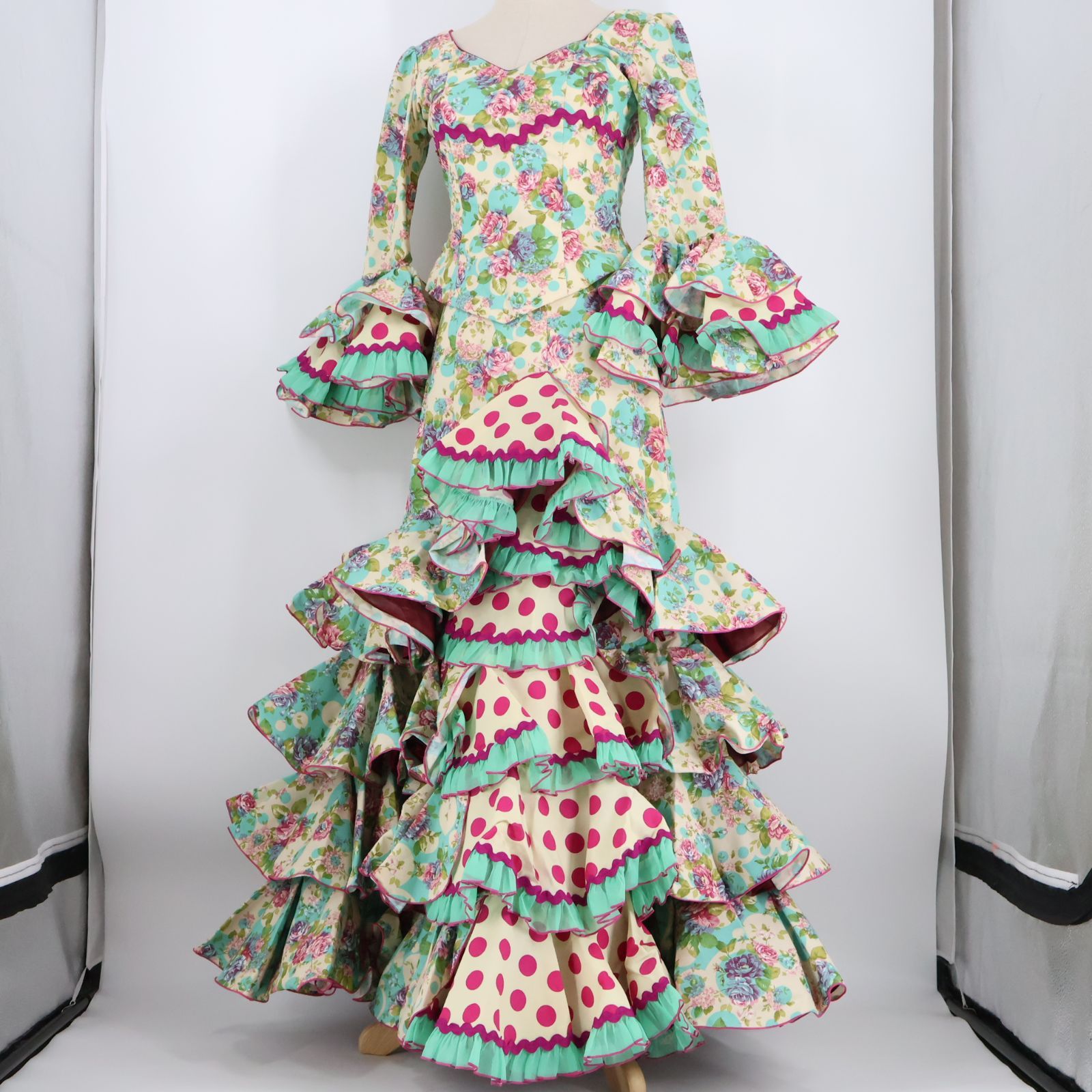 【美品 フラメンコ衣装】エメラルドグリーン×豪華フリル ドレス 大きく広がる裾 美品 フラメンコ衣装】エメラルドグリーン×豪華フリル ドレス