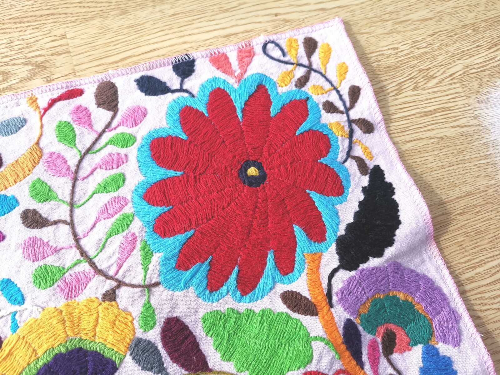 オトミ刺繍《薄ピンクMサイズ/鳥と動物》 オトミ刺繍～メキシコ刺繍でも