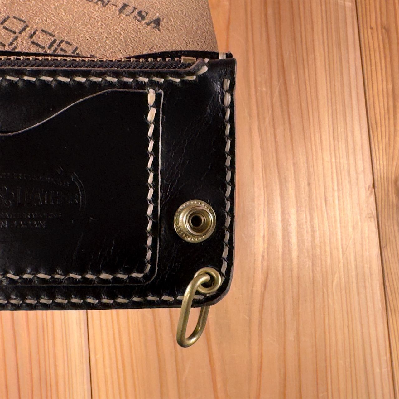 クロムエクセル・ブラック茶芯｜ミドルトラッカーウォレット – Horween