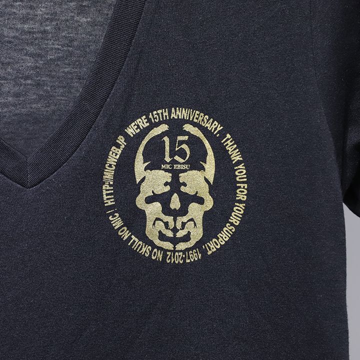 ★ ミック＆コー MIC＆CO 15周年記念スカルプリントVネックTシャツ-4