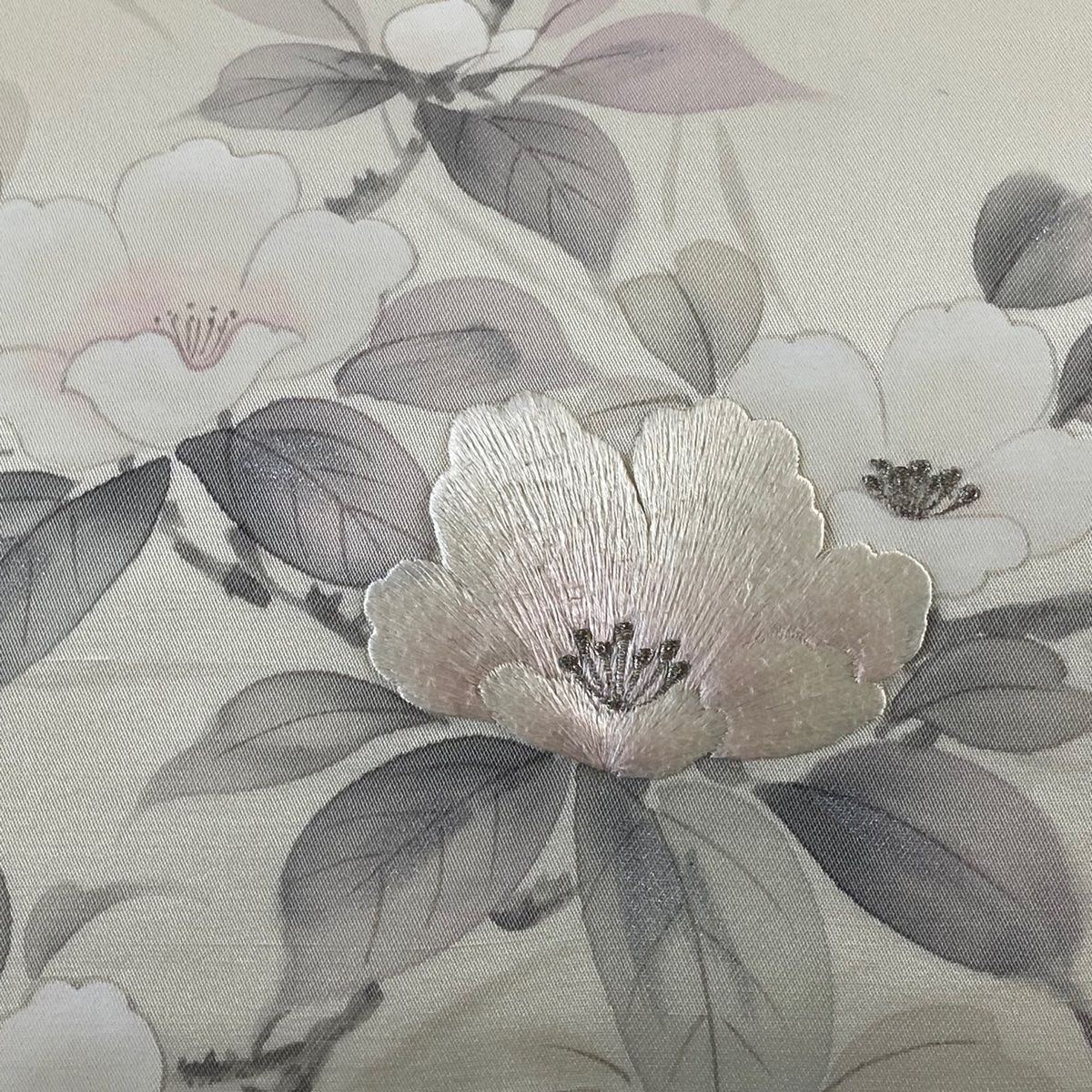 名古屋帯 優品 落款 枝花 銀糸 刺繍 クリーム 正絹 【中古